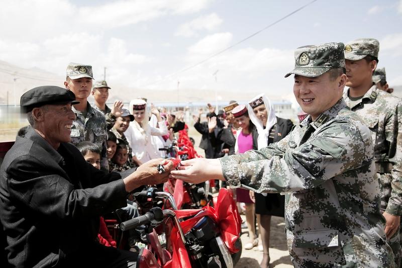 中国人民解放军将派出兵力赴俄参与实兵演习。演习背景：以多国部队联合开展混合爆炸物污染区人道主义清排行