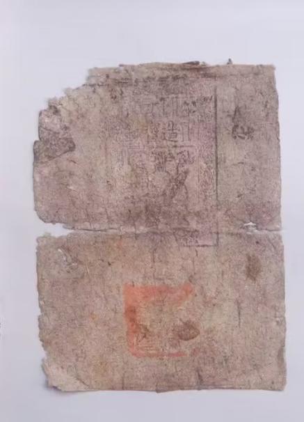 1982年，呼和浩特两名小学生，在废旧的白塔里玩耍，突然在墙缝发现，一张写有“壹