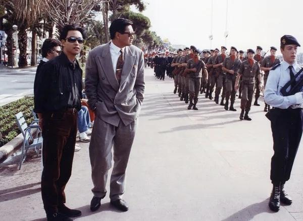 1990年10月，法国戛纳，即将开机的港片《纵横四海》主演张国荣、周润发在卡尔顿