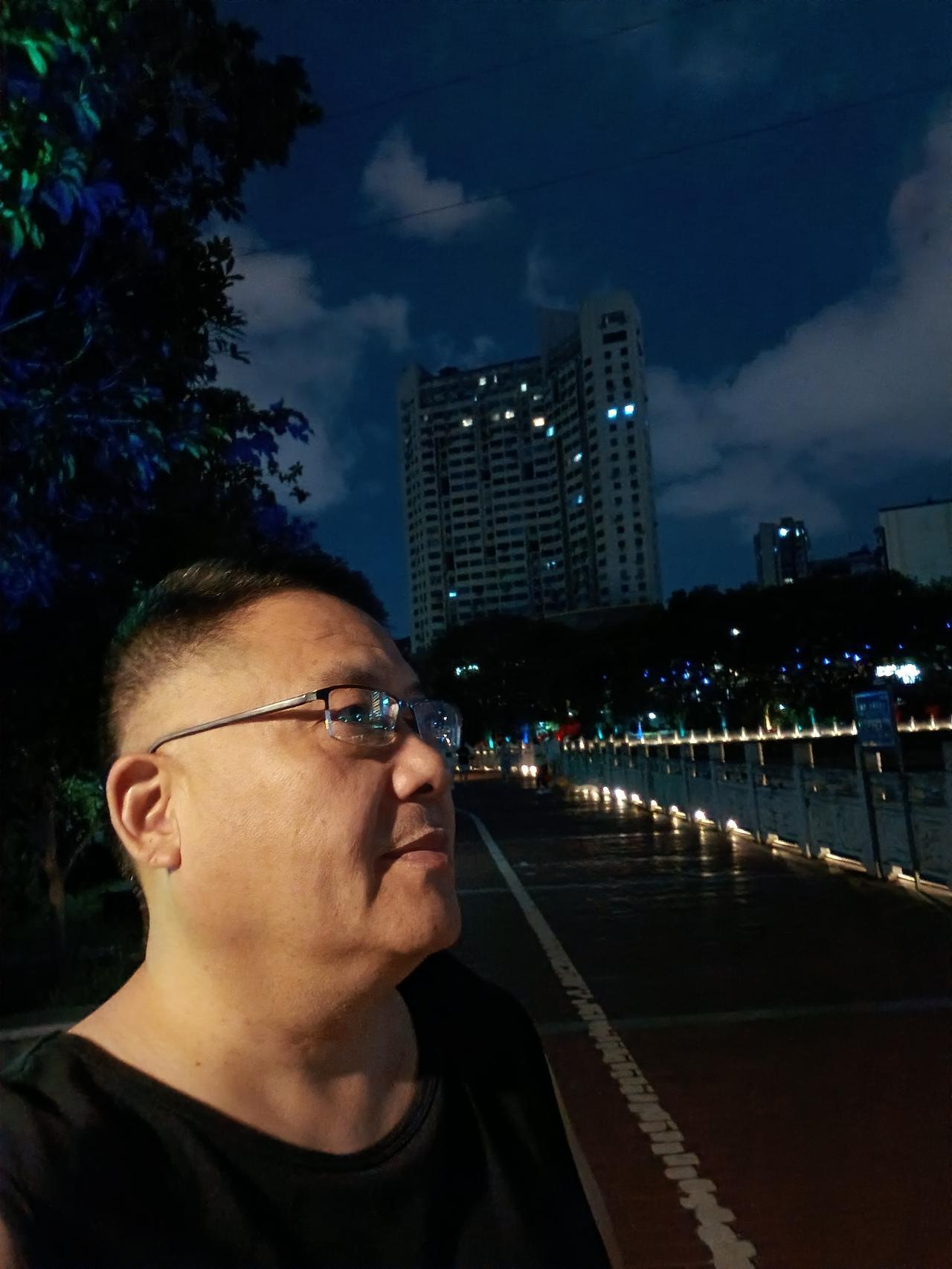 昨天去四姐家打麻将，玩的中间又来了两位老同学，6个人打了一场麻将。采用“做梦