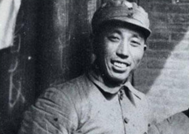 1950年，一个穿着破烂的妇女带着女儿来到了北京饭店门前，北京饭店的警卫看到这位