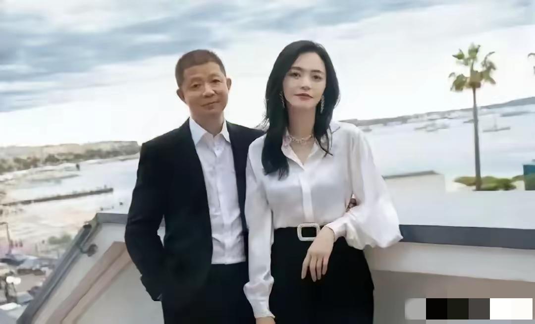 姚晨怕是要哭笑不得！发了张和老公的合照，结果自己直接被无视，全网注意力全搁她老公