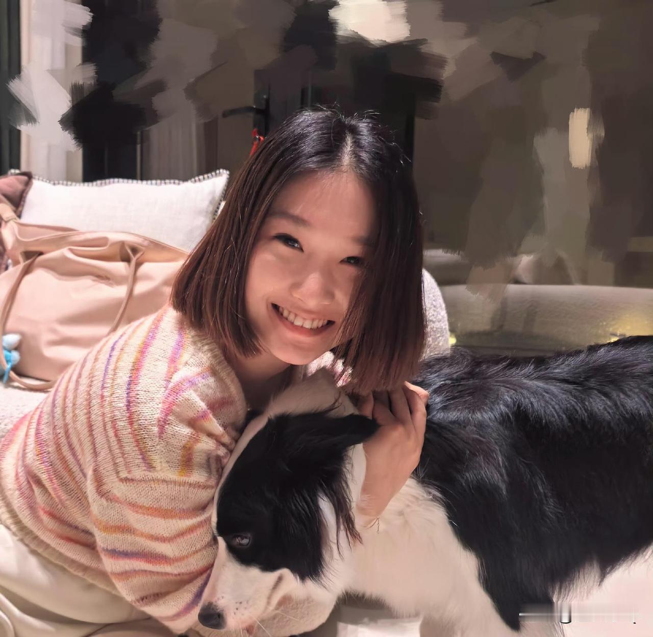 马伊琍的女大女儿18岁了，长得像爸爸文章，笑起来又有马伊琍的影子，明媚自信，感觉