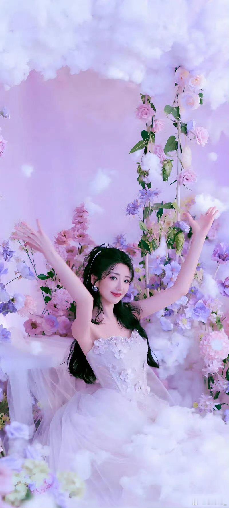 毛晓彤她不是从画中走来，便是跌入了花的梦境。一身莹白，是月光织就的轻纱，在粉紫