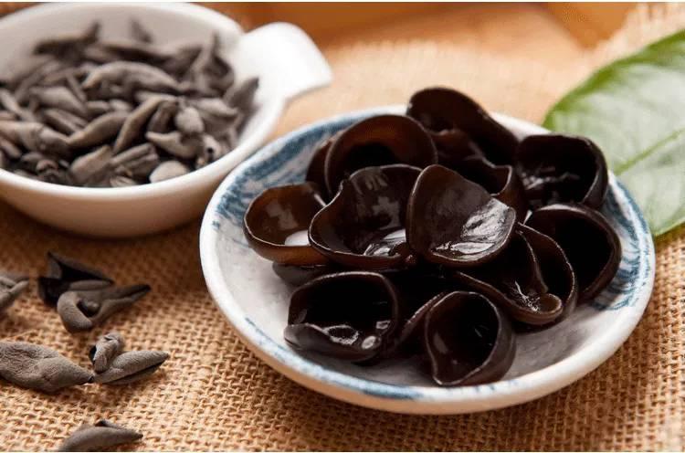 黑木耳不能用油炒, 难怪没有效果, 你吃对了吗?