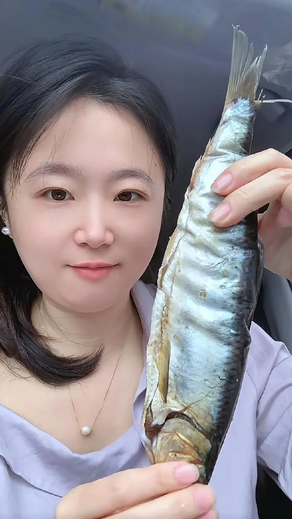 谁能告诉我，熏鱼是什么味道？看起来挺多油，感觉是臭香臭香的那种？真的是看着流口水