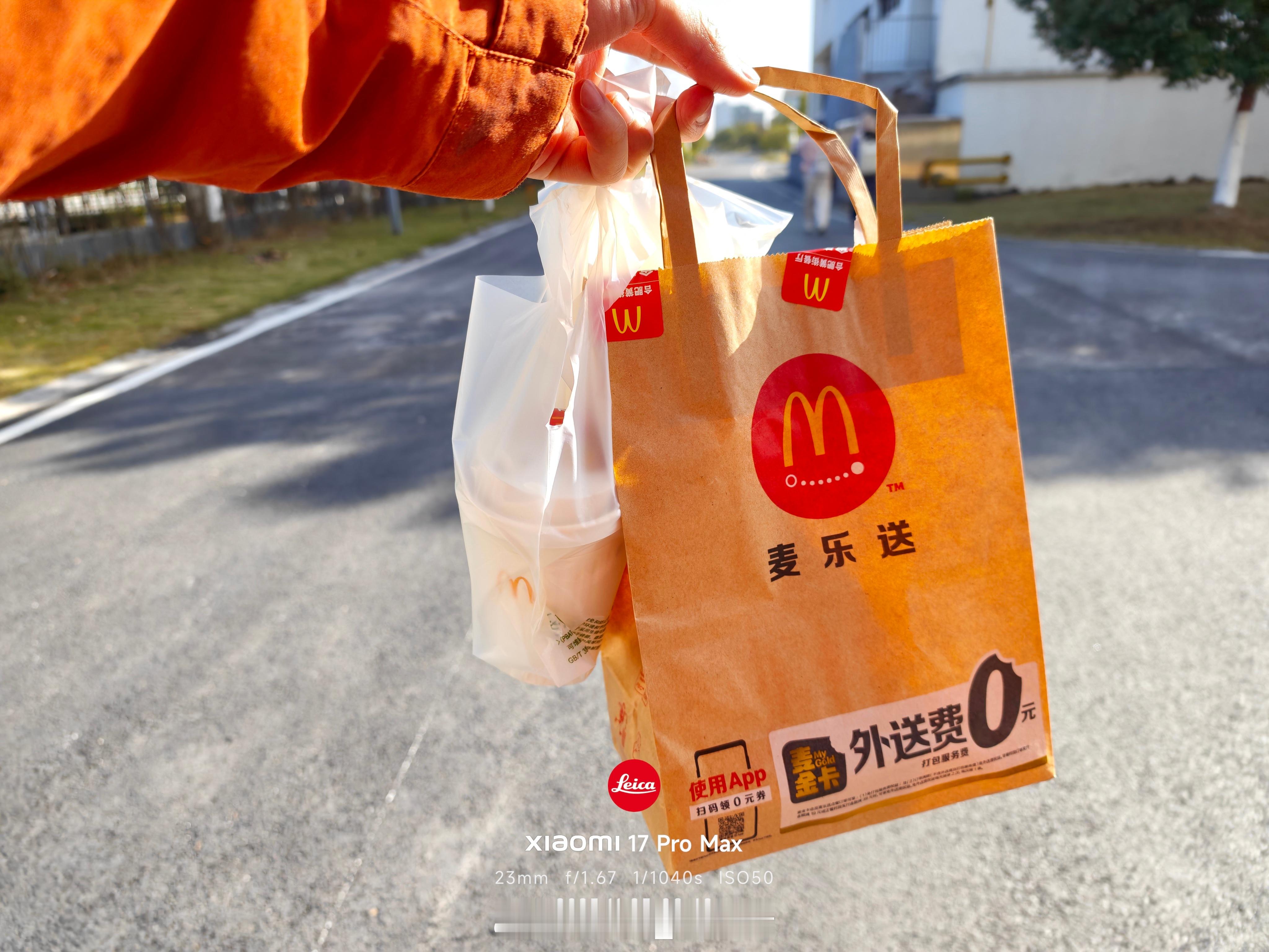 学位证照片拍完了。算上拿麦满分的时间，总共才不到10分钟，上午坐高铁来，中午坐高