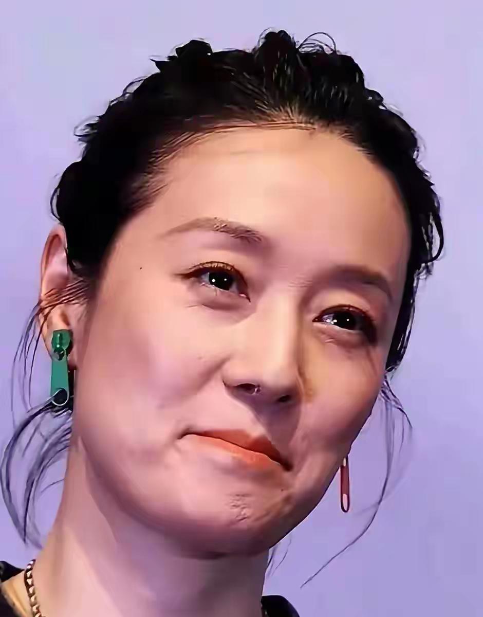 细看照片里的马伊琍，难免让人感叹岁月的力道——曾经的明媚鲜妍仿佛被时光轻轻磨过，