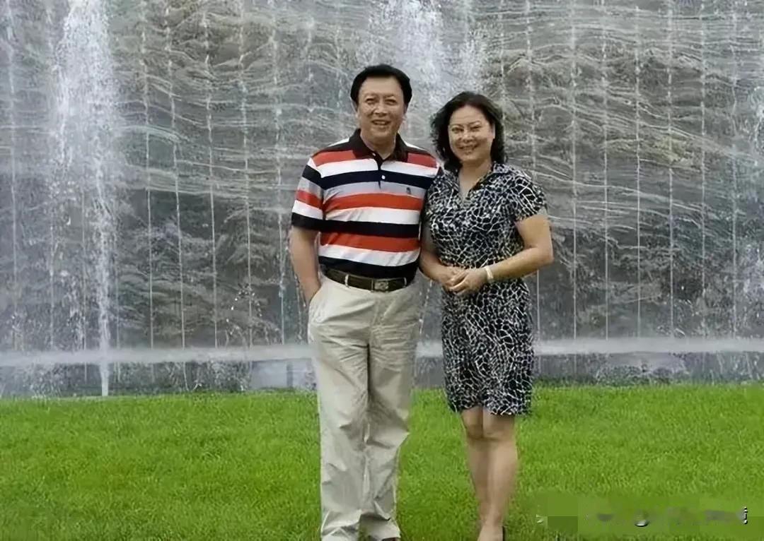 一个著名男演员和他老婆的一组合照。从照片上看，他老婆虽然年纪大了而且发胖，但从
