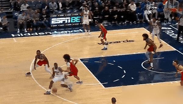 白魔起飞！惠特莫尔上演滞空飞扣！今天奇才对费城的第一节，乔治抢断马克西后快速推进