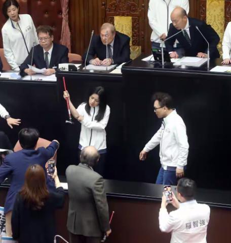 柯建铭的报应来啦！2月12日传来消息，台湾地区民进党团立法院总召柯建铭，杖击国民