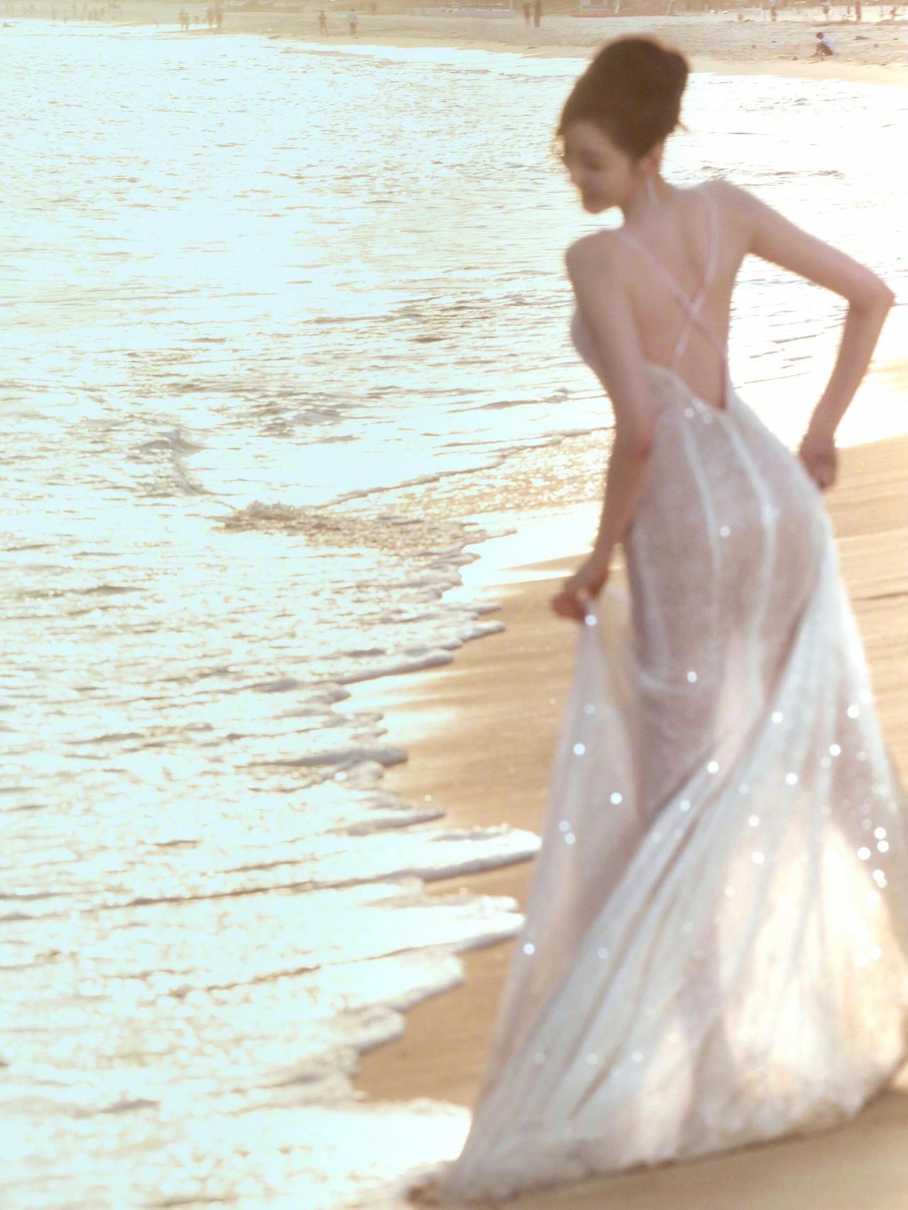 张天爱是个宽戏路的女演员！张天爱戏路宽蕾丝连衣裙礼服裙