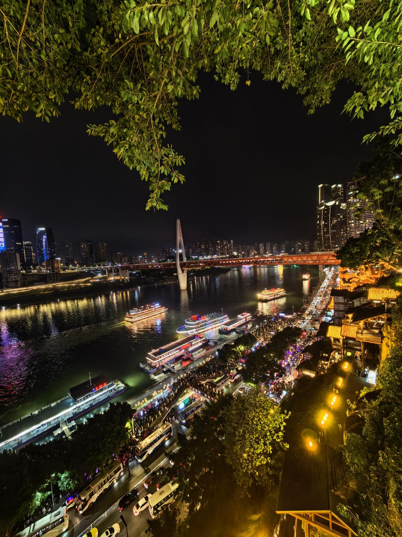 春假带娃打卡解放碑洪崖洞，我被重庆的窨井盖上了一课！春假带娃来重庆，第一站嘛，肯