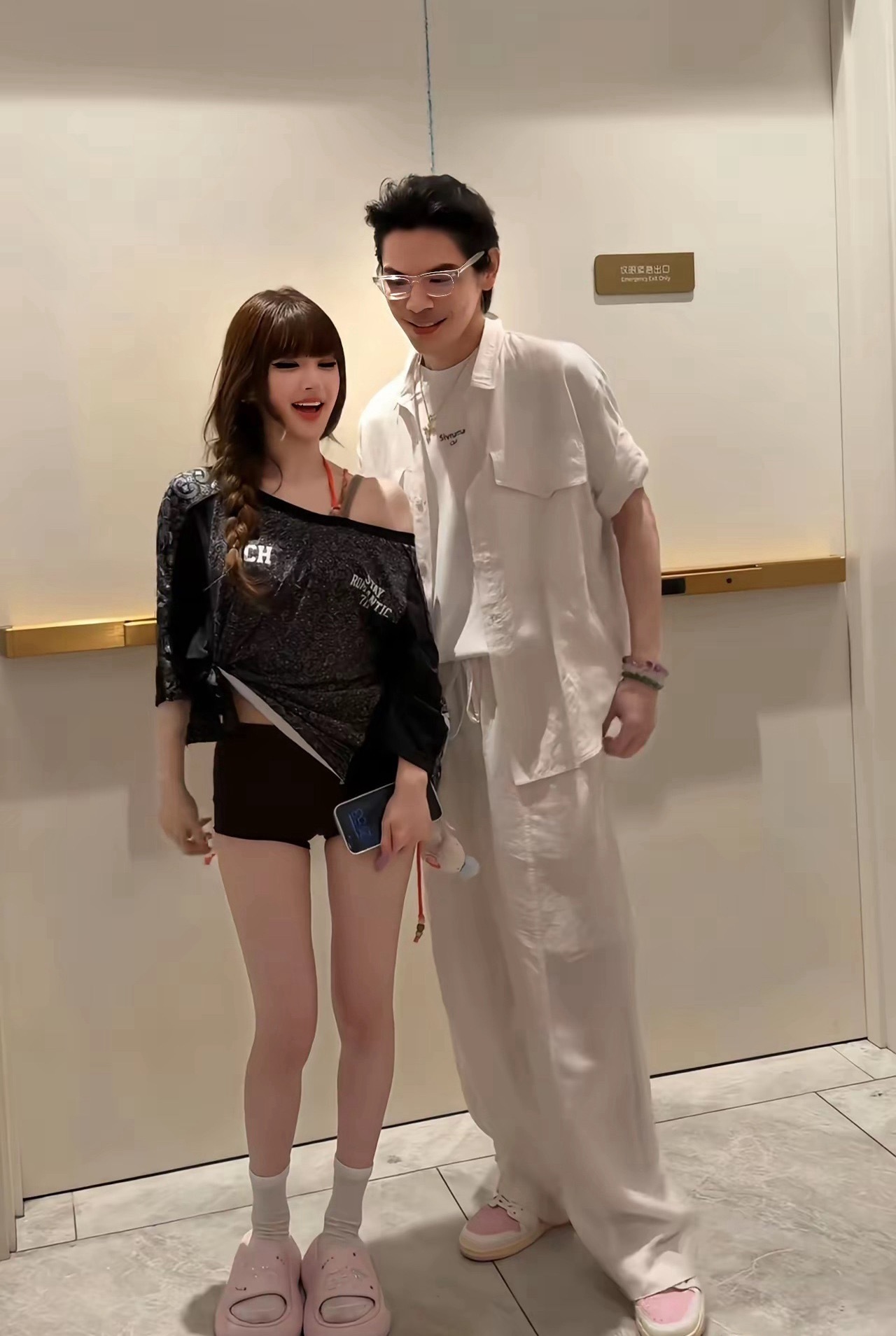 向佐，去看赵露思澳门的演唱会了！7月11日晚，向佐晒出了和赵露思在澳门演唱会后台