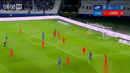 上海德比这场球，两边都憋着一口气，闷了52分钟。看台上的助威声都快喊哑了，场上