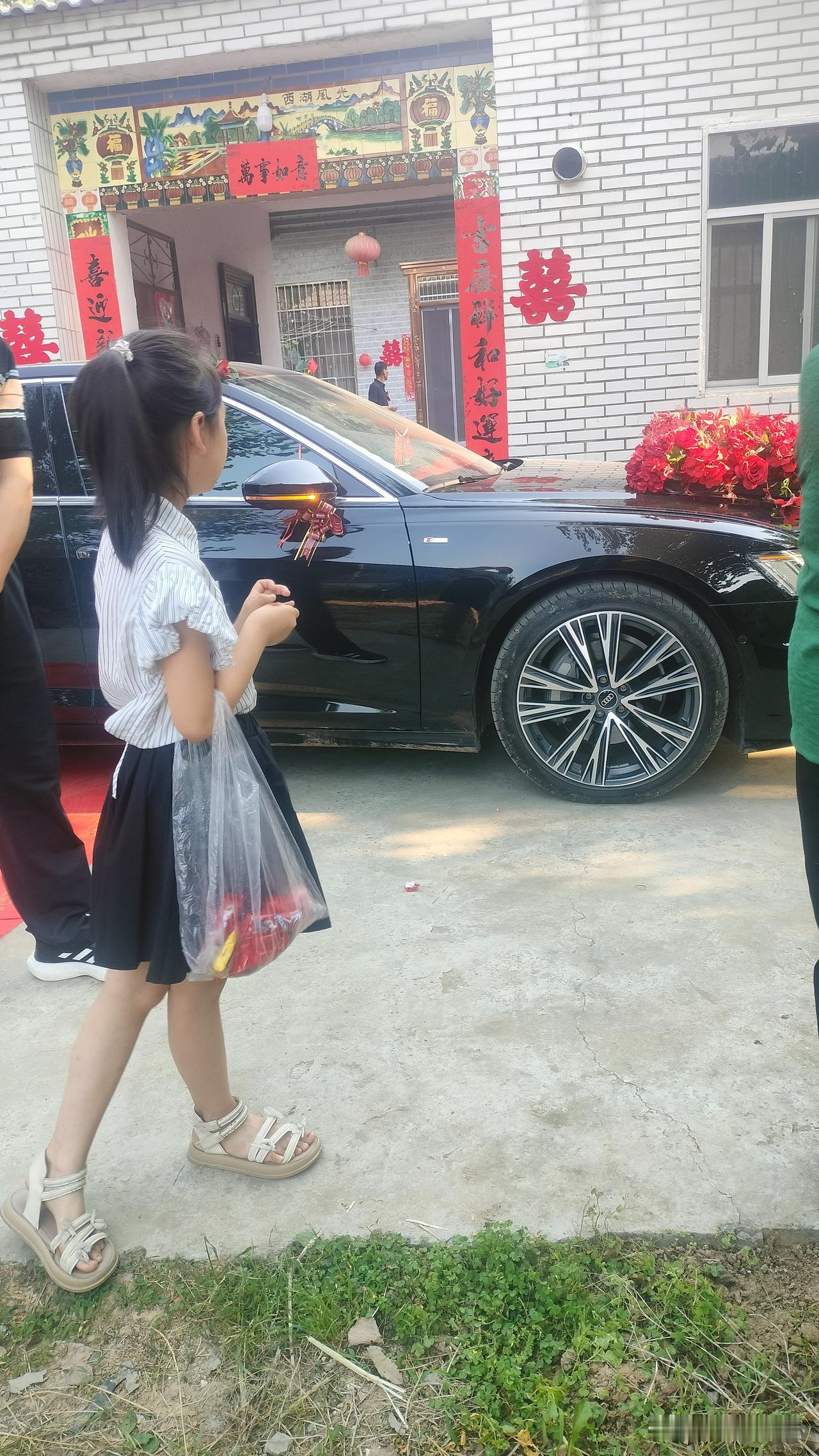 大家放六一假了吗？我那逗人的儿子，快把我给笑不会了！因为羡慕人家二年级的姑娘多休