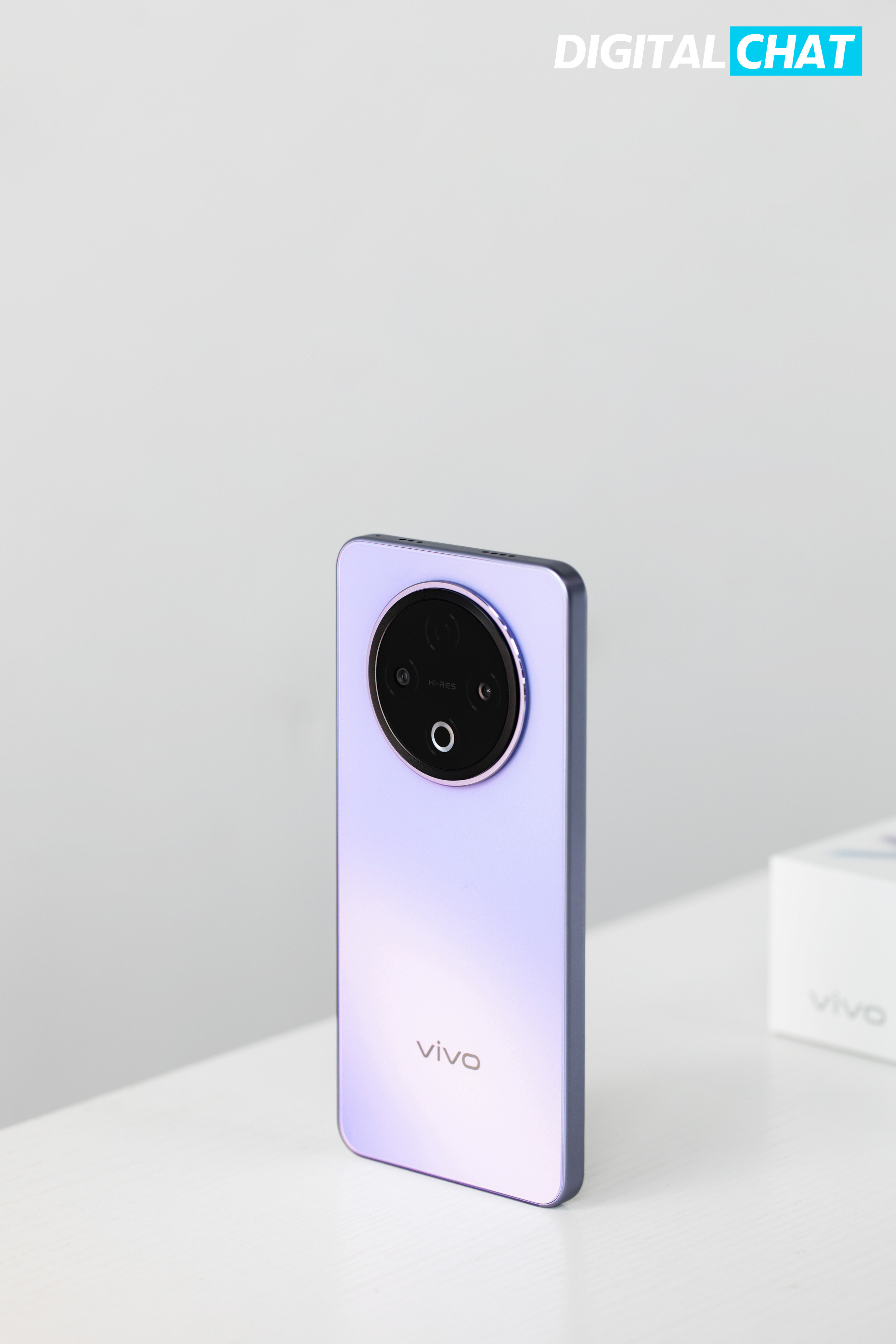 vivoY500真机图赏来了，这次的设计一眼心动，经典直屏搭配平直边框，背面