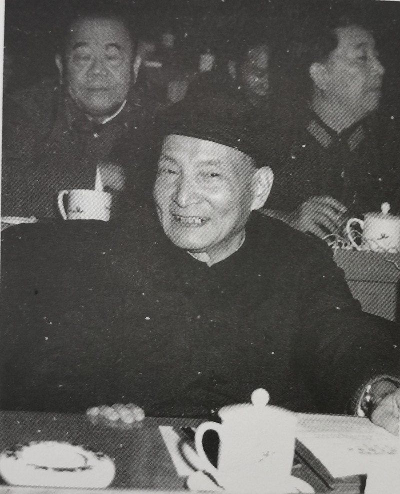 陈云身后两位可不简单，左边那位是南京军区司令员，开国中将聂凤智，右边那位是北京军