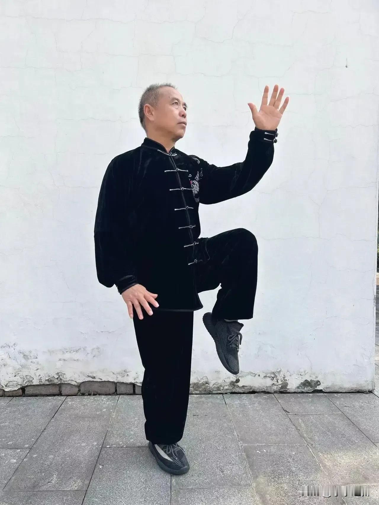 是否有健康意识，对老年人有重要意义今天，89岁老人一起参观的时候