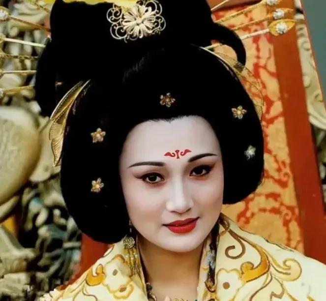 一天夜里，52岁的唐玄宗一时兴起，要召见20多岁的儿媳杨玉环，杨玉环顿觉恐惧提到