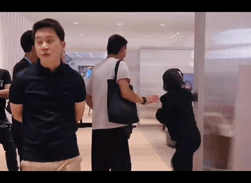 古天乐这派头可不像代言人，倒像是资本！参加代言活动，一身黑西装又酷又飒，旁边的人