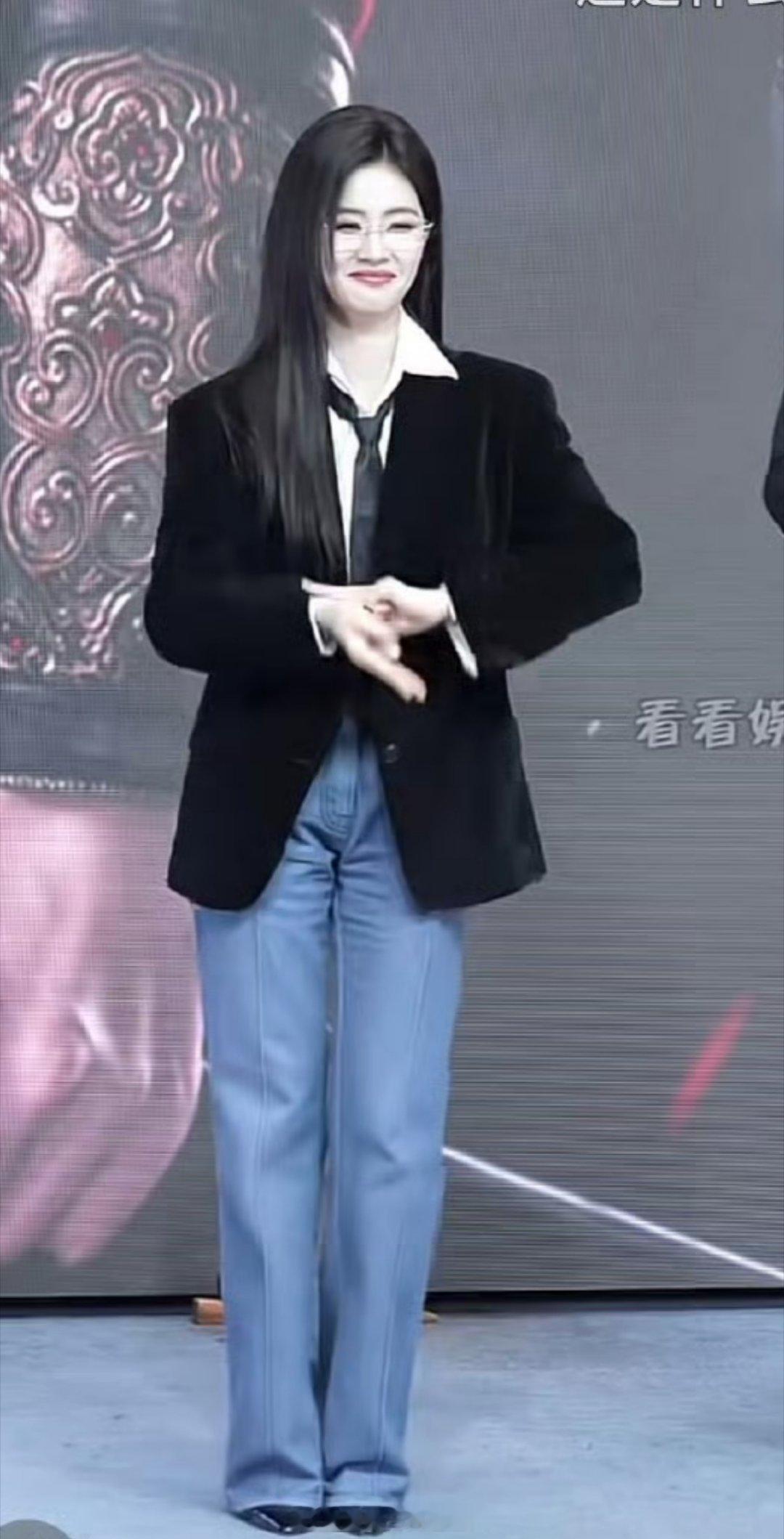 就连女明星穿的牛仔裤都这样，我真没话说了