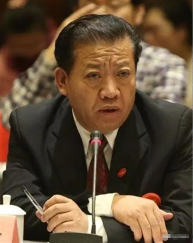 黑龙江大庆，葵花药业老板关彦斌趁老婆张晓兰出差，把女秘书领进家，在床上滚到一起。