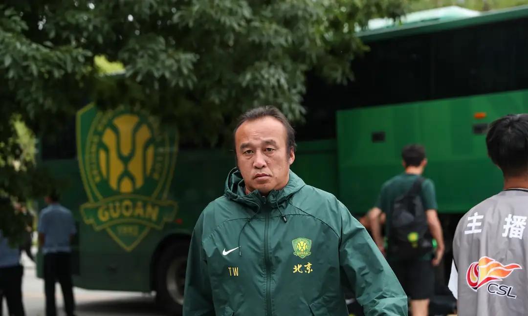 国安的助教陶伟能在足坛“闯荡”这么多年，确实有两把刷子。他出自国安青训，在一线