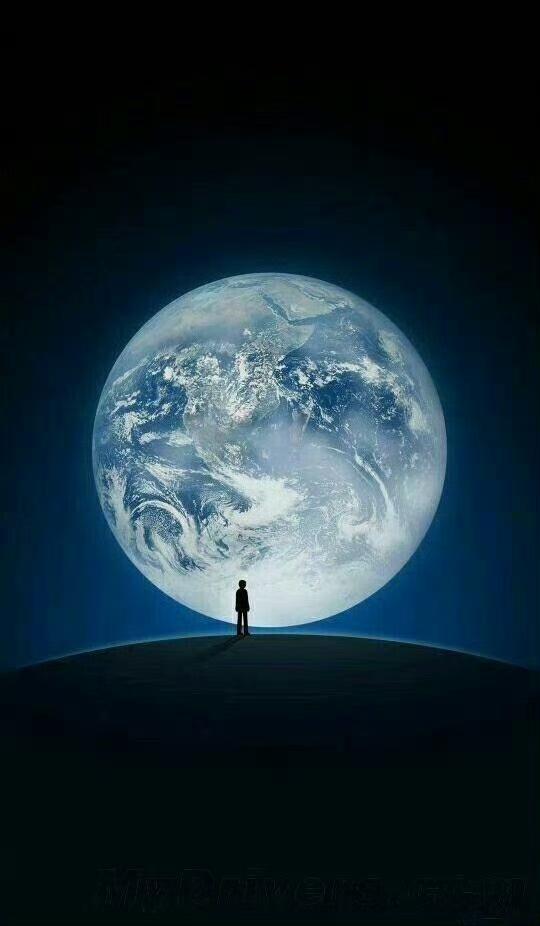 换一颗星球仰望，谁才是宇宙颜值天花板？一人，一星球，望向悬在天际的巨型天体