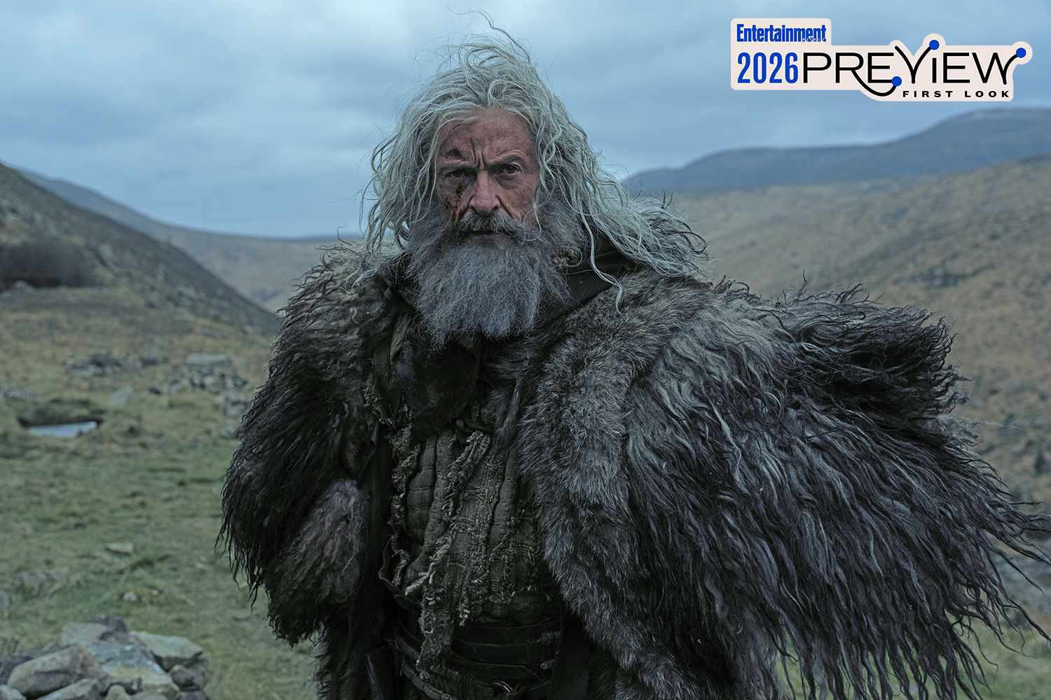 《娱乐周刊》发布了休·杰克曼主演的《罗宾汉之死》的首批剧照，本片预计2026年上