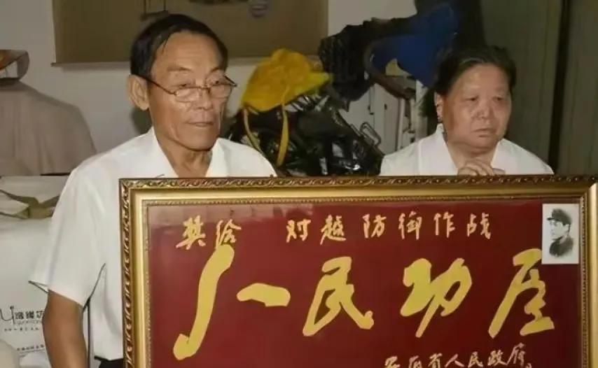 1985年，21岁战士壮烈牺牲，战友方海鹰放弃上军校，替他尽孝，父母哭着说：孩子