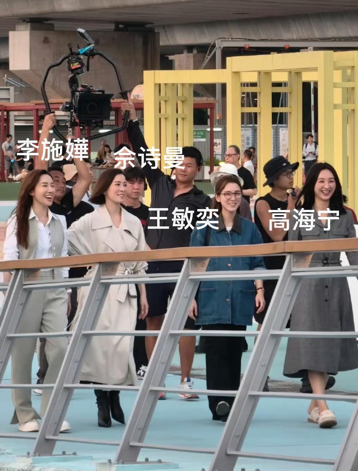《新闻女王2》香港路透图流出佘诗曼年轻得太过分了，完全看不出50岁！下图从
