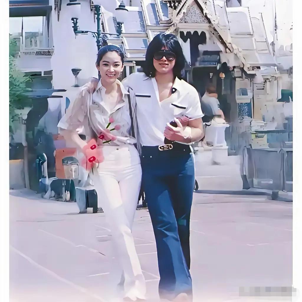这是1979年时的成龙，在泰国游玩时的留影，成龙大哥这时候可真年轻，一头长发真的