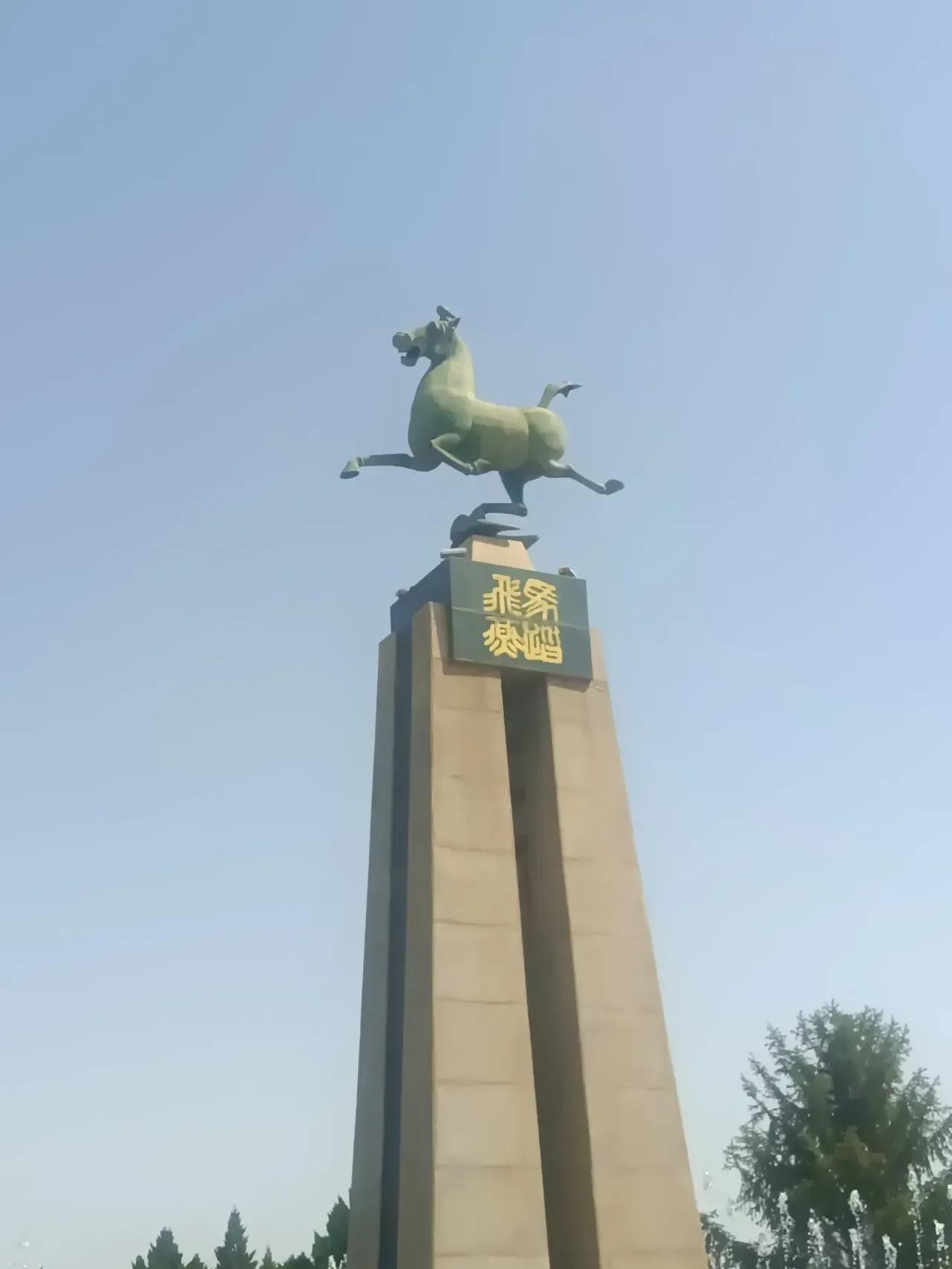 雷台：历史与文化的璀璨交融雷台是一座气势恢宏的长方形人工夯筑土台，它巍峨耸