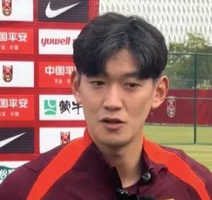 国脚颜骏凌透露了国足主帅邵佳一的优点。在结束训练后，球队老将颜骏凌接受了记者的