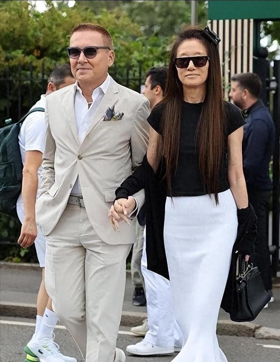 75岁王薇薇这状态，颠覆对年龄的想象！带新男友亮相的王薇薇，黑白穿搭直接美