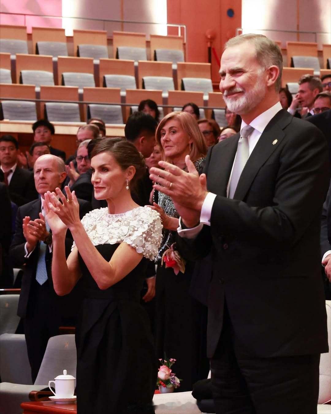 11.12西班牙国事访问我国，晚宴。小莱循环了3年前的carolinaher