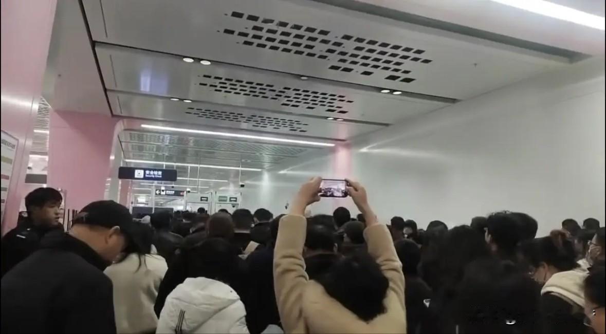 挤爆了，挤爆了成都地铁13号线刚开闸，就被人潮“淹没”了！上午十点通车的