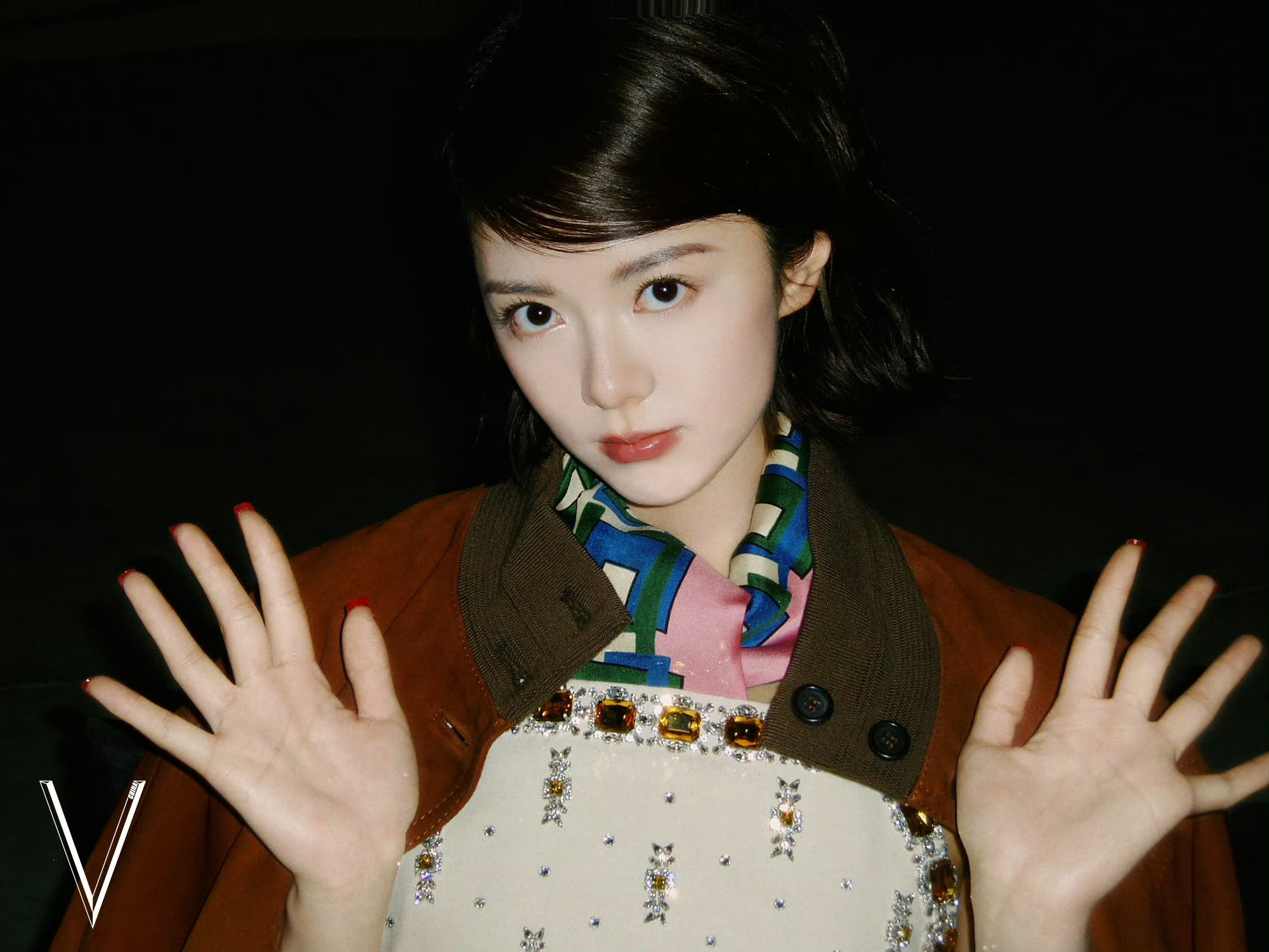 赵今麦V中文版二月刊封面赵今麦登封V中文版二月刊，满满的鬼马少女生命力，氛围感拉