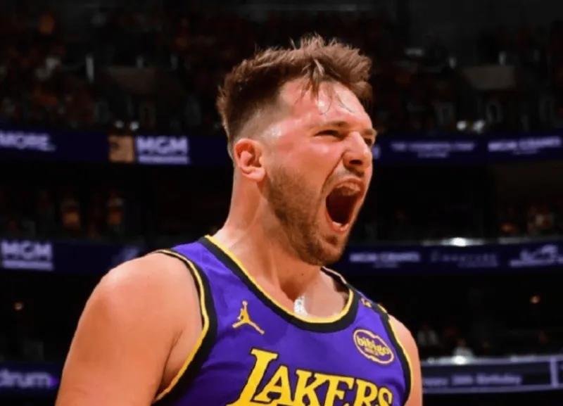 湖人苦吞三连败湖人超市大门大开吧，没救了。再这么打下去，别说季后赛了，附加