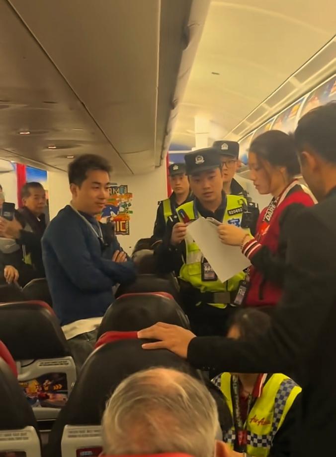 4月22日凌晨的重庆江北机场，一架满载乘客的跨国航班，硬生生被逼停在了滑行道上。