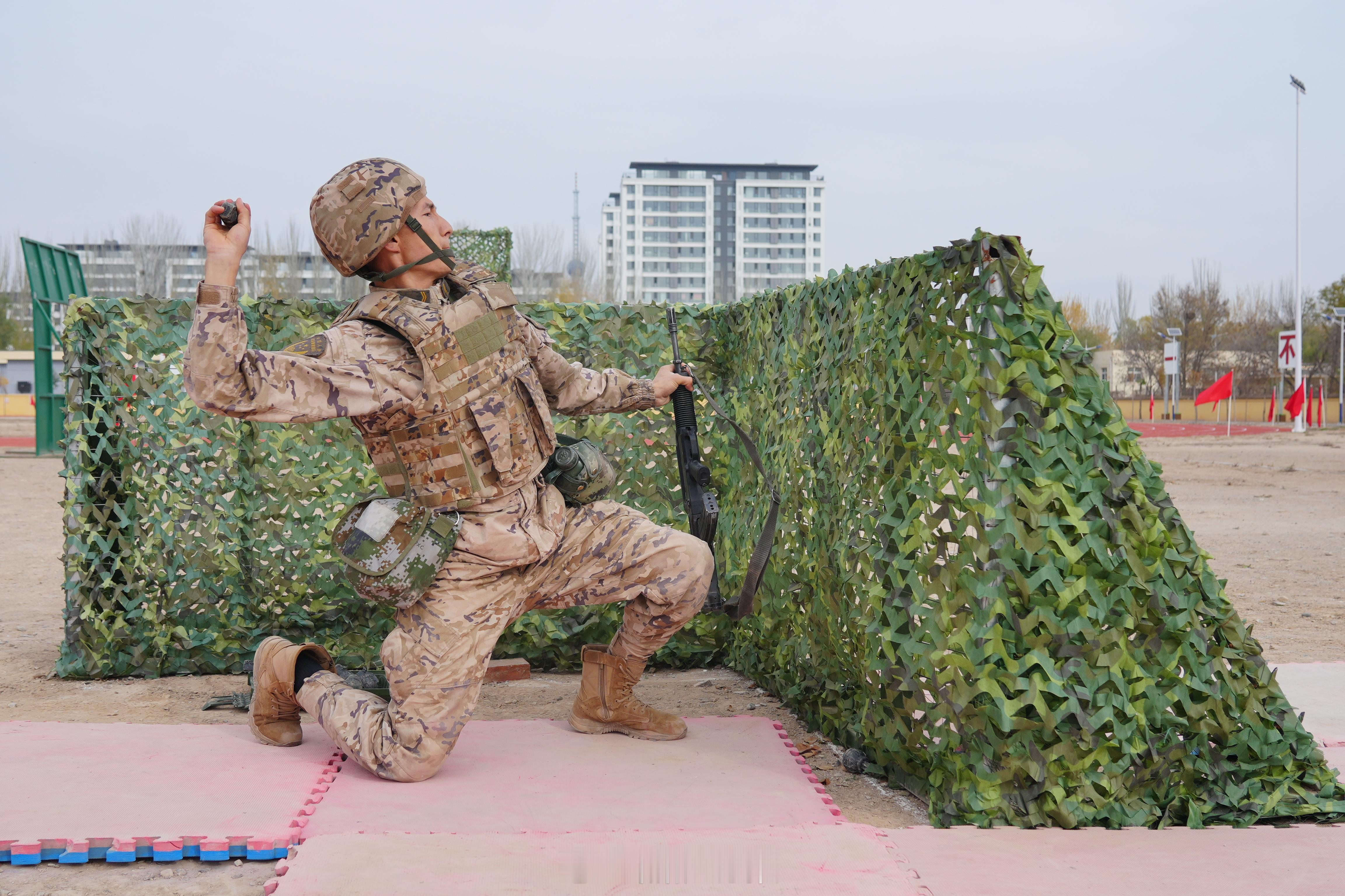 我军装备的21式军靴除了拉链的问题，还有就是鞋帮子太硬的问题，这就导致在下蹲时容