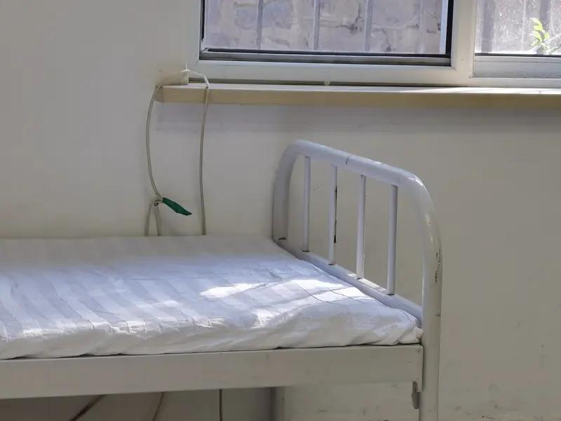 如今老百姓看病着实不容易。哥哥患了腰间盘突出，打算去医院做手术，无奈医院床位紧张