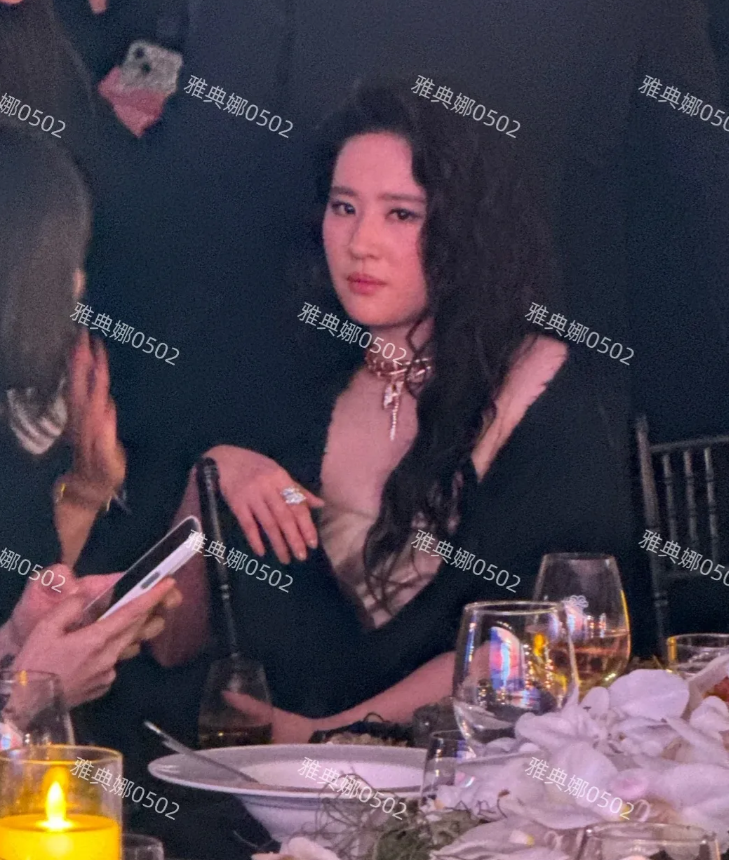 30多岁的刘亦菲真实状态根本没有网上吹得那么漂亮那么仙儿，她身材发福脸发腮没有年