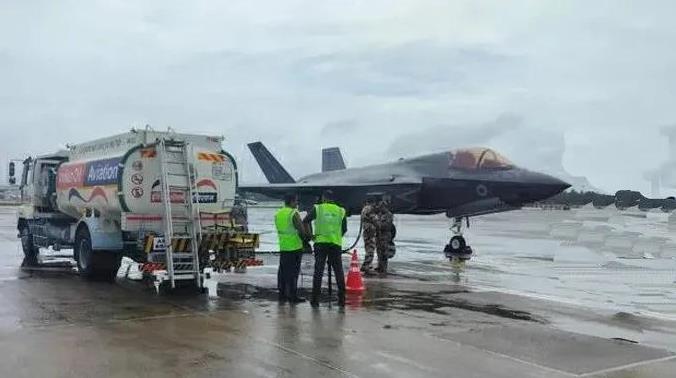 因燃油不足迫降印度机场的英国空军飞行员耍大牌，是缺乏信任还是另有原因？6月16