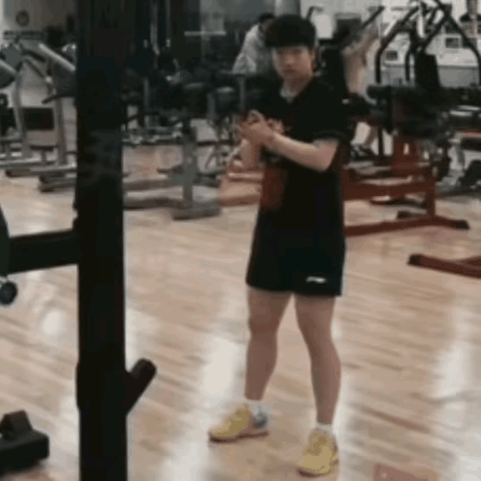 为了备战全运会，各队员都在密闭训练，孙颖莎却没有！而是在翔哥的帮助下，疯狂练