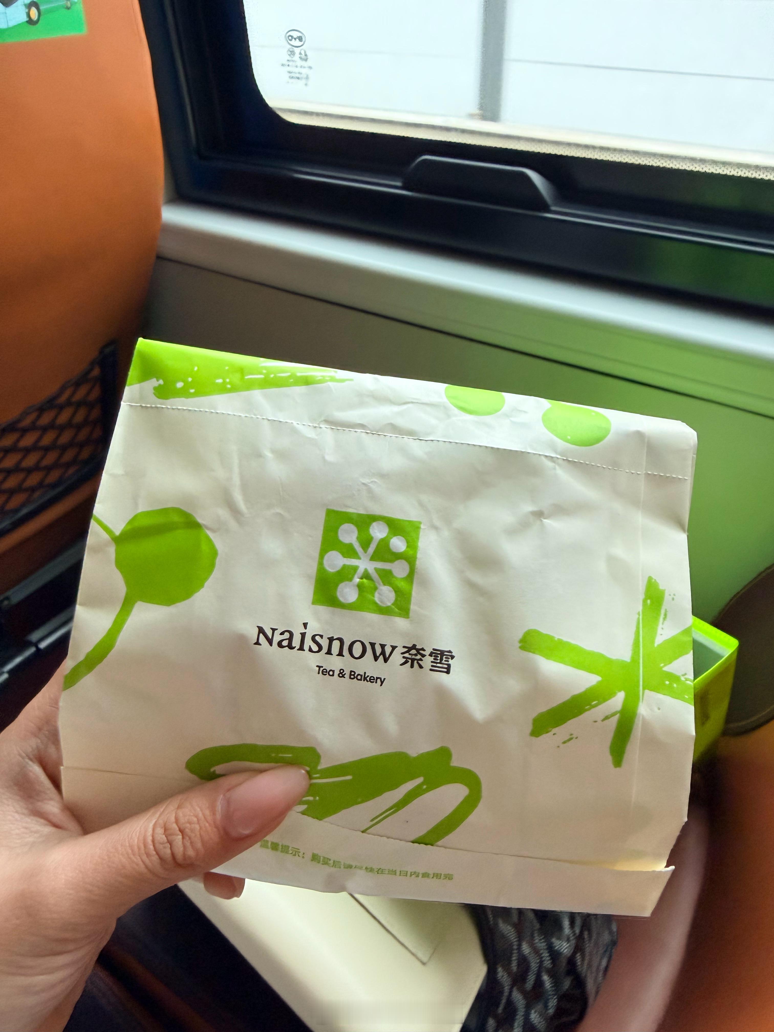 今天飞深圳的航班延误真的太夸张了从北京出发，早上九点出酒店，这个点才到深圳来不及