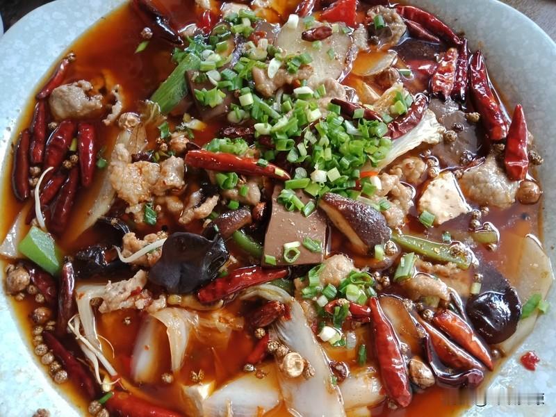 晒出我的今日美食今天必须晒下我的麻辣鱼，这味道绝了！做法还简单。先把草鱼打花