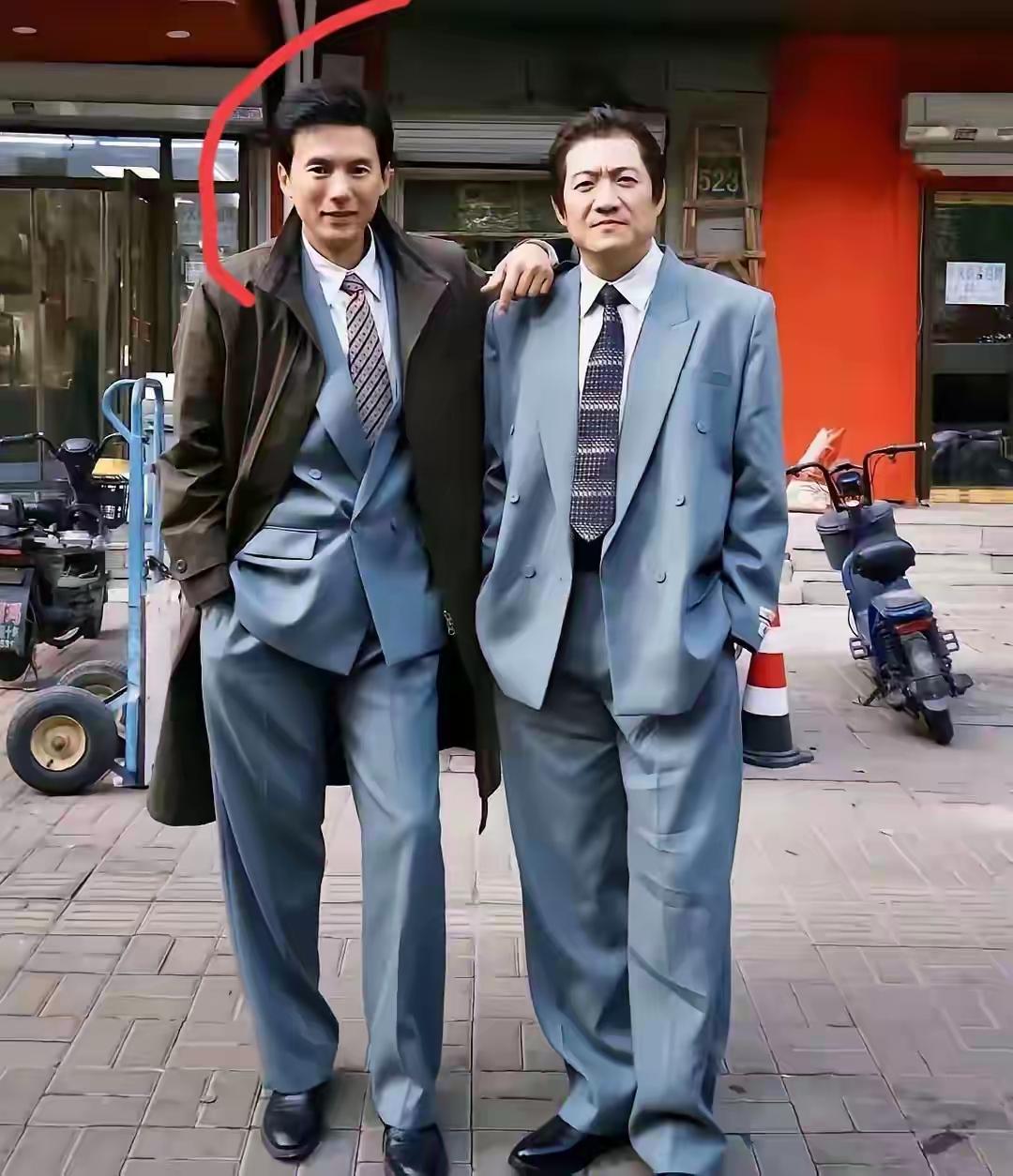 右边这个男人，我敢打赌99%的人都认识，那左边这个男人是谁呀？
