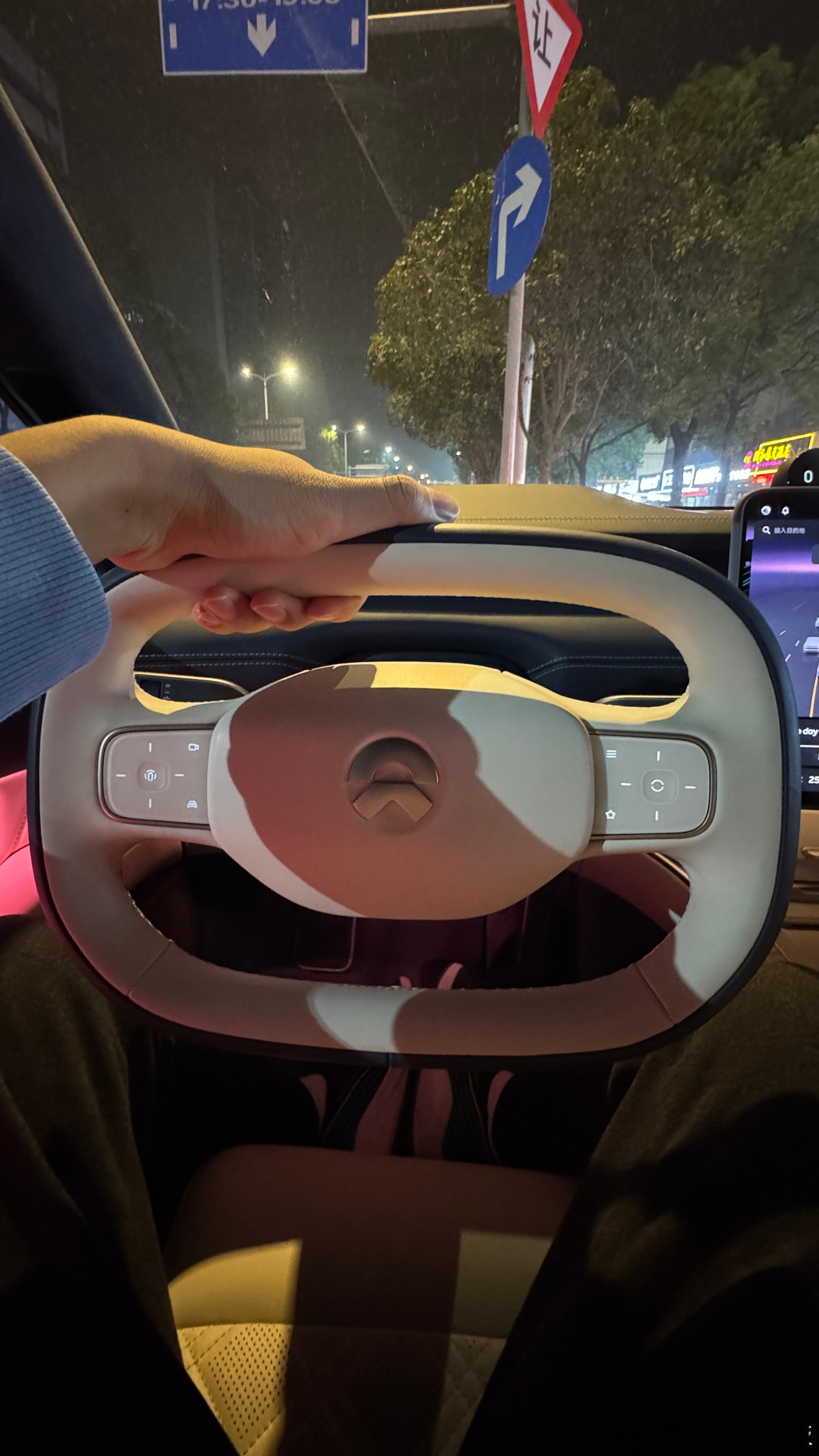 蔚来ET9开了一万公里，我发现线控转向带来的颠覆性体验，比全主动悬架更强烈。很多